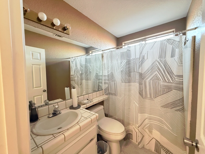 Building Photo - 7653 Phelan Rd