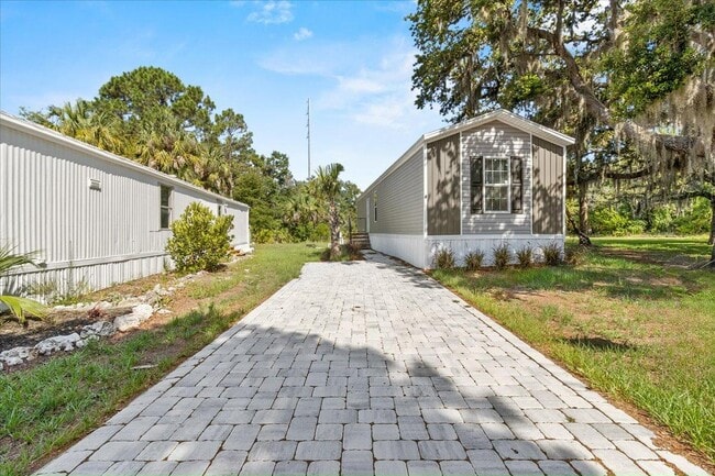 Building Photo - 11240 N Northwood Dr