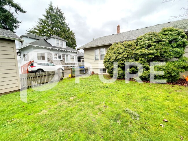 Building Photo - Adorable and Spacious 1920's Bungalow in N...