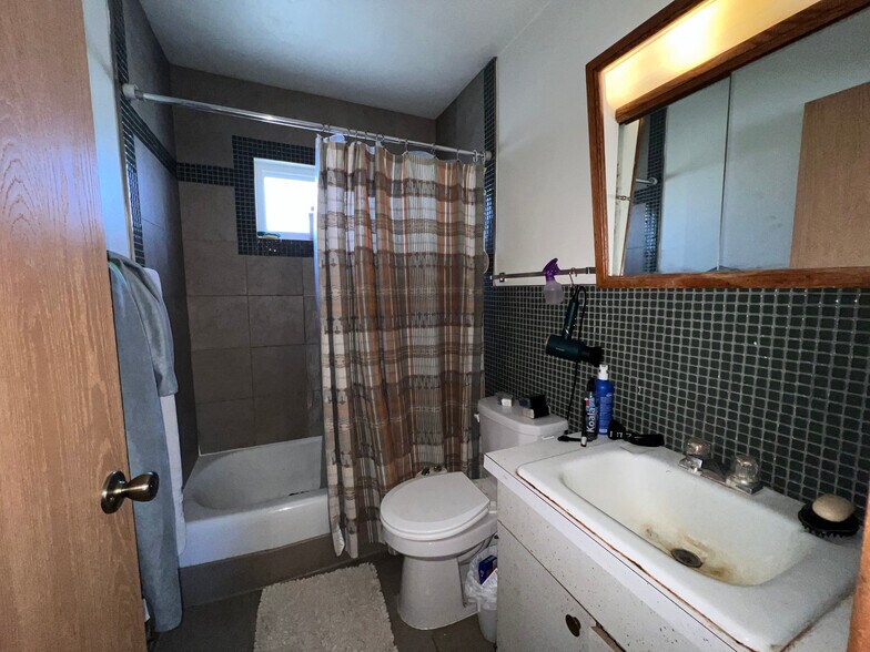 Building Photo - 718 7th Ave