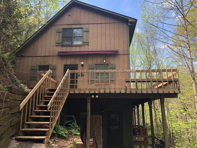 Building Photo - **SCHOOL YEAR RENTAL-TWO STUDENT MAX** AVAILABLE MID-AUGUST TO MID-MAY