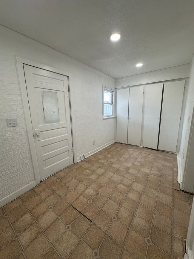 Building Photo - Cute 2 bed 1 bath Home