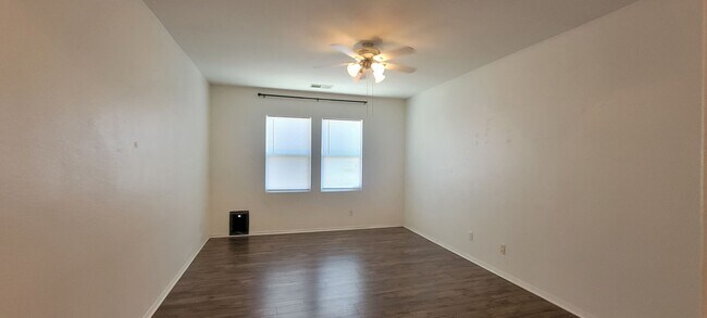Building Photo - Gorgeous Single Story Home