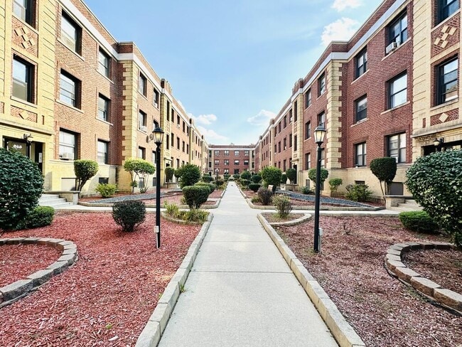 Building Photo - 838 W Waveland