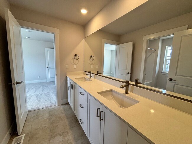 Building Photo - Brand New 5 Bedroom Home in Bull Mountain ...