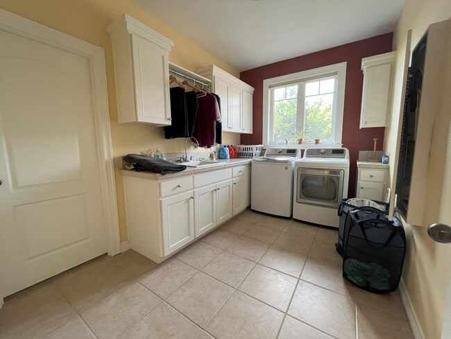 Building Photo - Forest-View Luxury Home with 5 Bedrooms, Luxury Primary Suite & Gourmet Kitchen