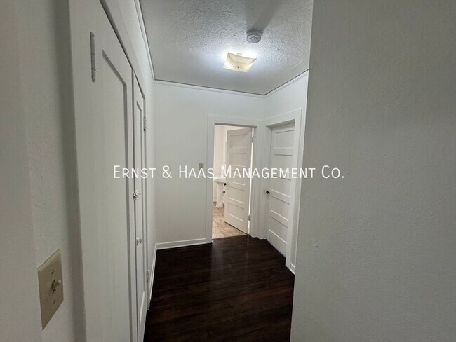 Building Photo - 528.5 N Kenmore Ave