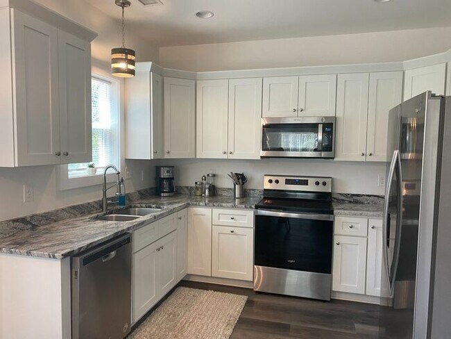 Building Photo - COMING SOON! 4 Bedroom Home. Poplar Masonboro Loop Location, Top schools! Garage