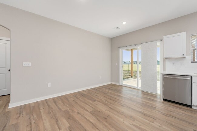 Building Photo - 2121 E Elk Rdg Ave