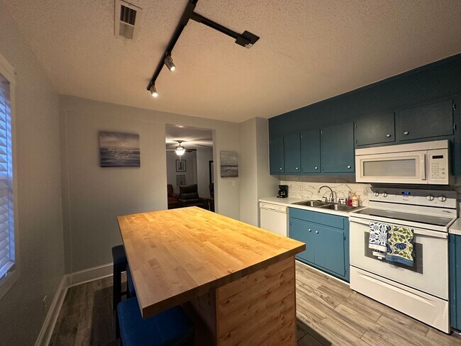 Building Photo - Updated 2 Bed 1 Bath Duplex