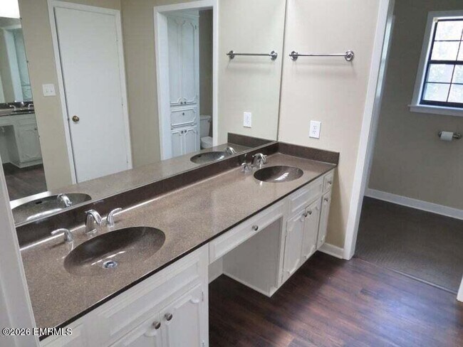 Building Photo - 8410 Cedar Ridge Cir