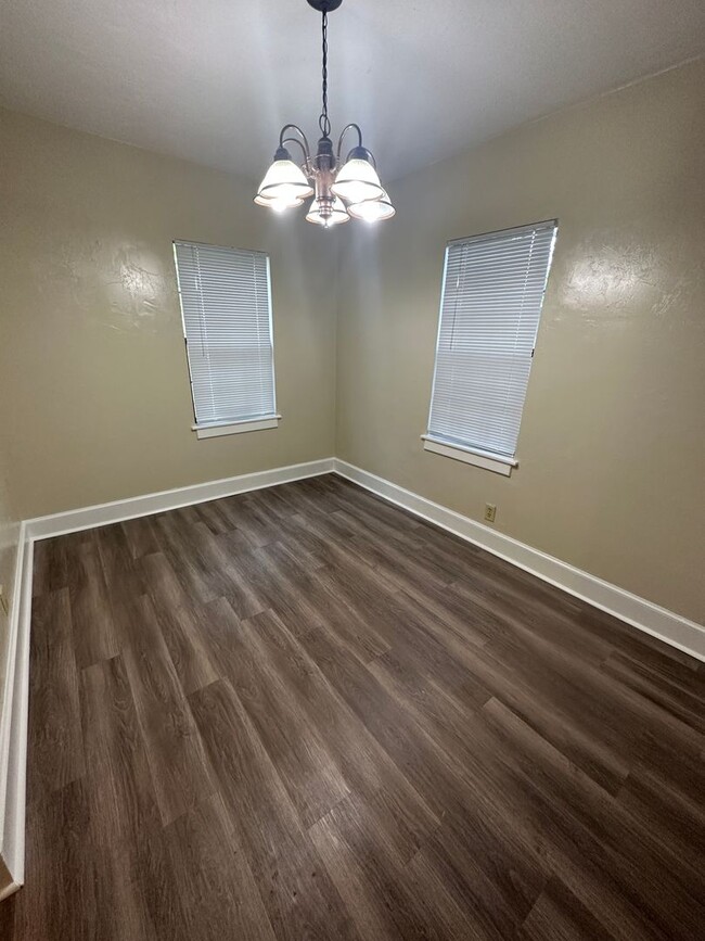 Building Photo - 2/1 house with yard in Midtown! Available now!