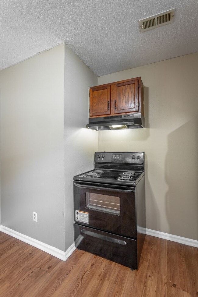 Building Photo - Charming home now available for rent in Ch...