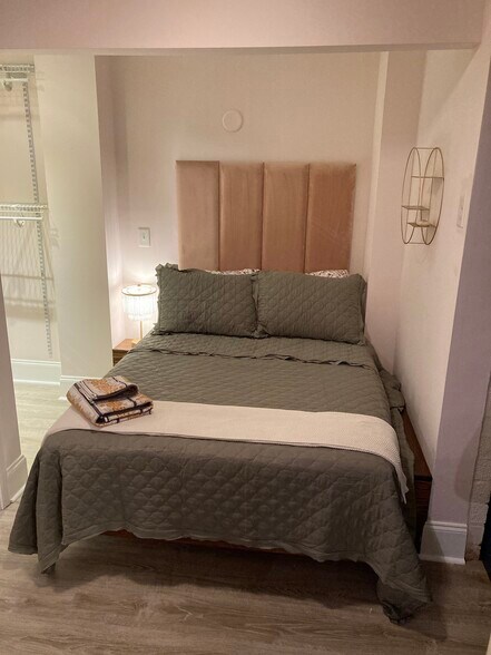 Bed and lamp with usb port - 400 Queens Rd