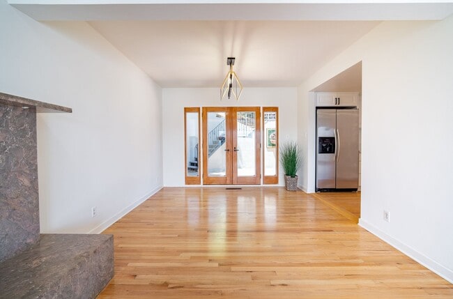 Building Photo - Beautiful 4-bedroom, 4 bath unit in the desirable Los Feliz