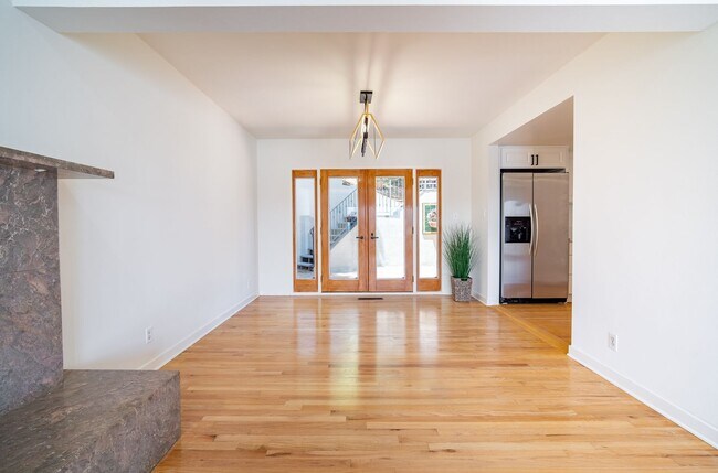 Building Photo - COMING SOON 4-bedroom, 4 bath unit in the desirable Los Feliz