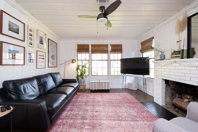 Building Photo - Updated 3-Bedroom Home with Fully Equipped Kitchen & Washer/Dryer in Great Neighborhood!