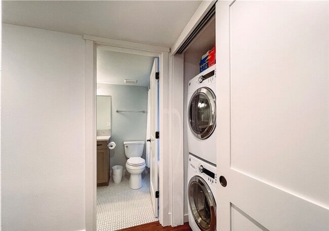 Building Photo - 1Bd/1Ba Kirkland Duplex