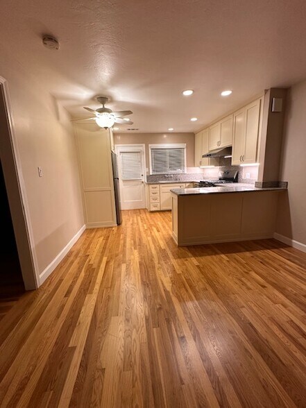 Entry - 725 Laurel St