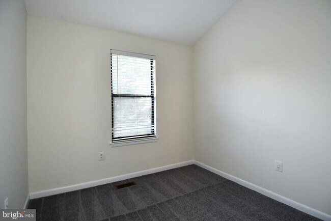 Building Photo - 5175 King Charles Way
