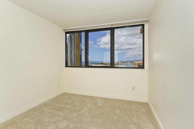 Building Photo - Convenience in the Heart of Honolulu!!