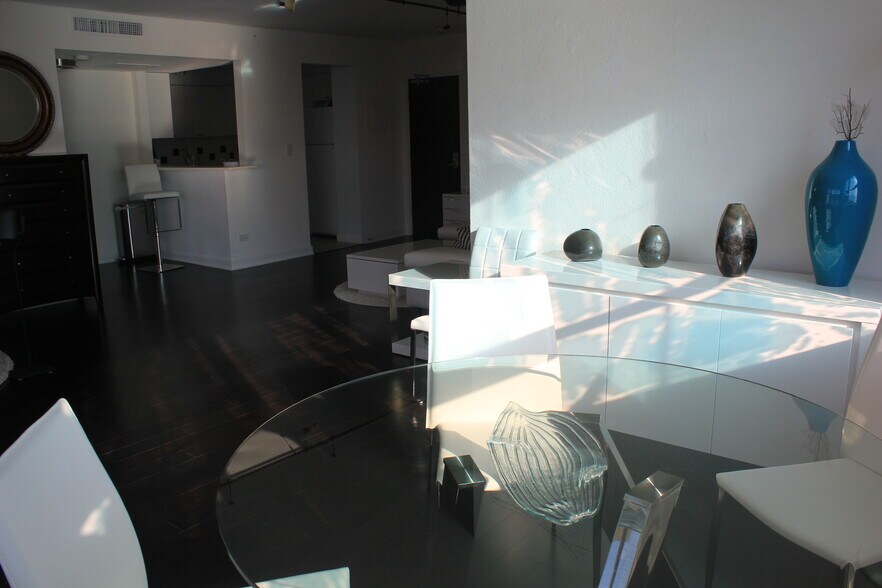 Building Photo - 1500 Bay Rd