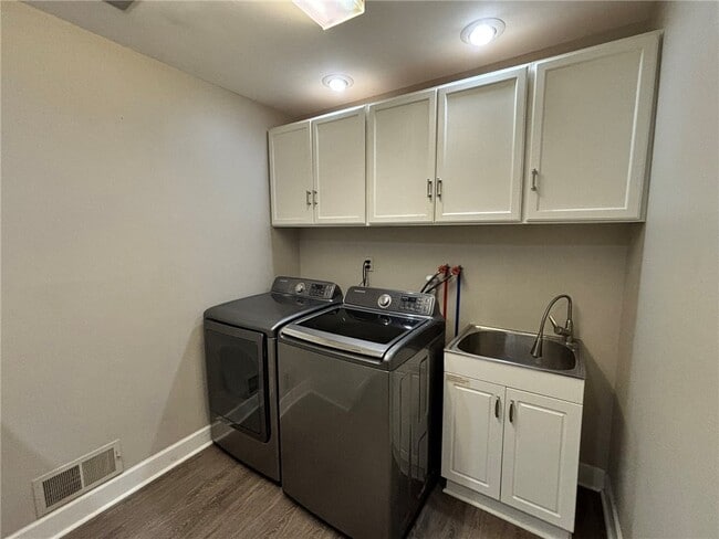 Building Photo - 1289 Creek St