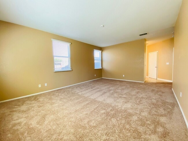 Building Photo - Spacious and Beautiful Home Close to a Huge Park