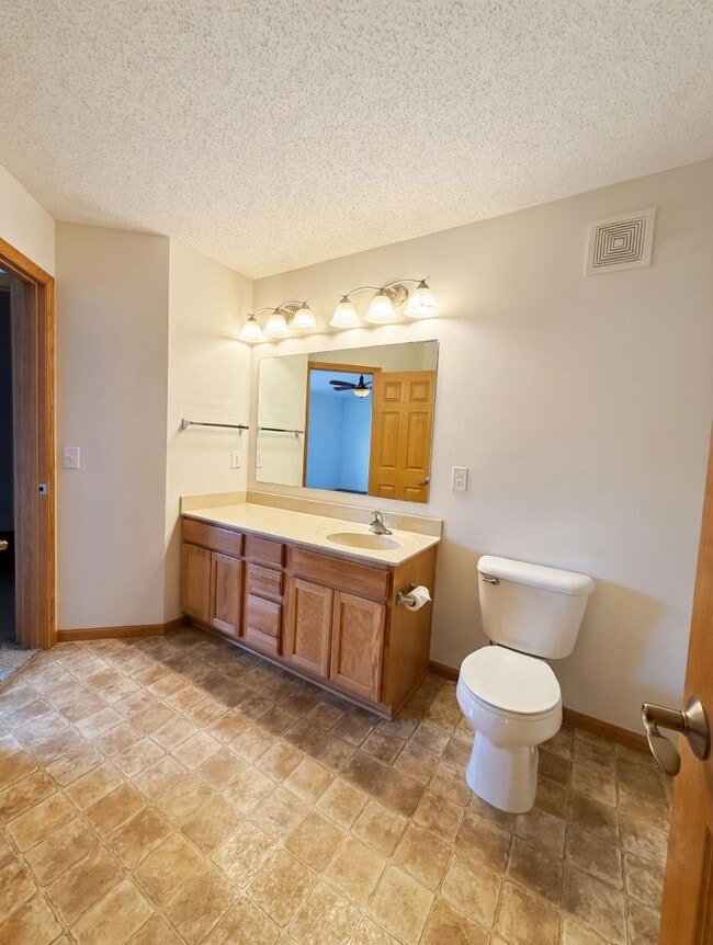 Building Photo - Rare 2bed + Loft Townhome in Maple Grove