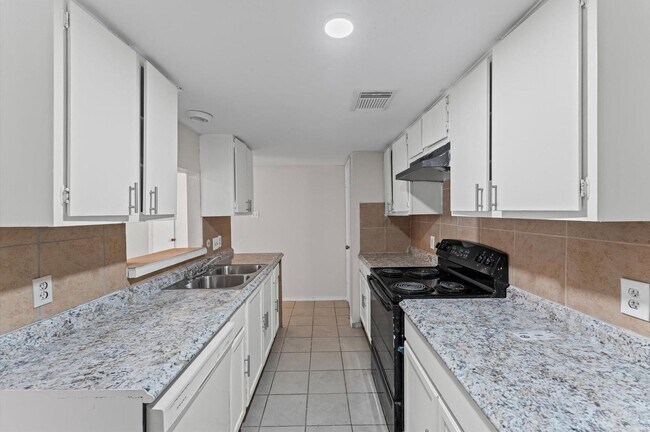 Building Photo - 12208 Ormandy St