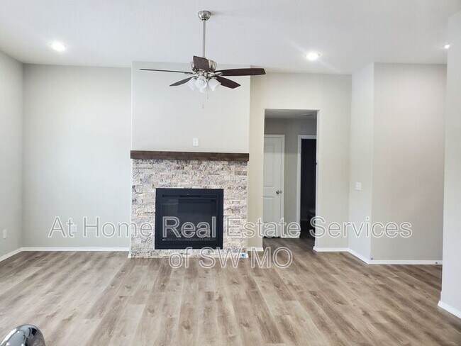 Building Photo - 624 S Southgate Dr