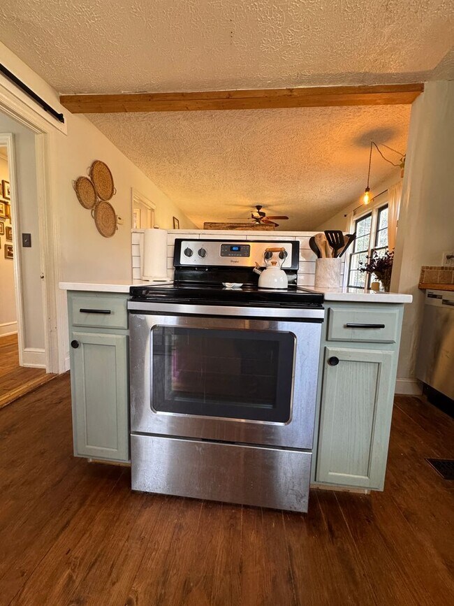 Building Photo - Cozy Two-Bedroom Furnished Bungalow