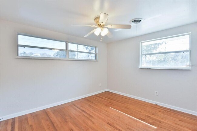 Building Photo - 1828 SE Lake Weir Ave