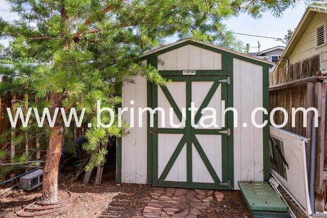 Building Photo - 2364 E Redondo Ave