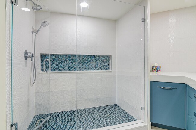 Building Photo - 100 SE 5th Ave