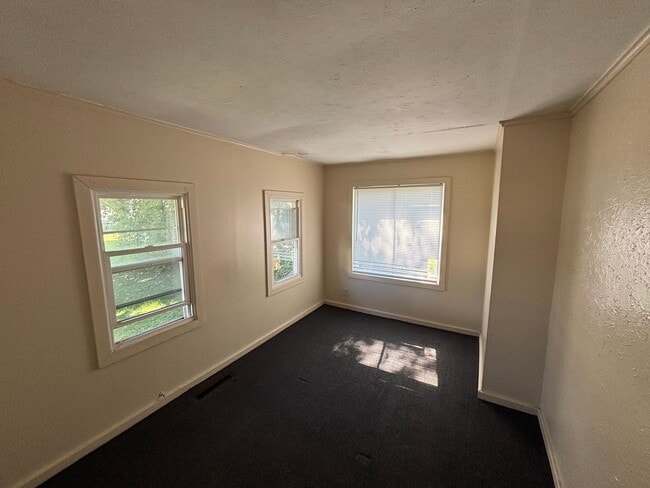 Building Photo - JC Single Family Home in Convenient Locale