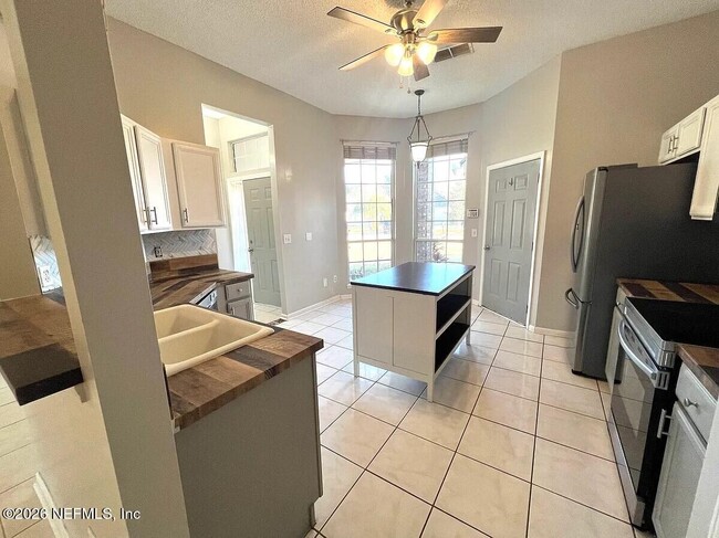 Building Photo - 913 Mackinaw Trail