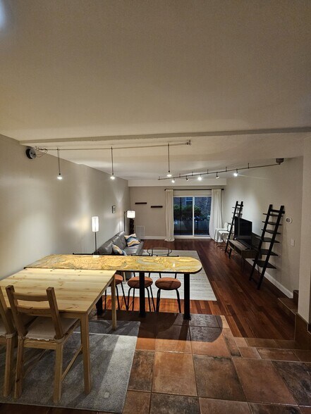 Building Photo - 57 Broadlawn Park