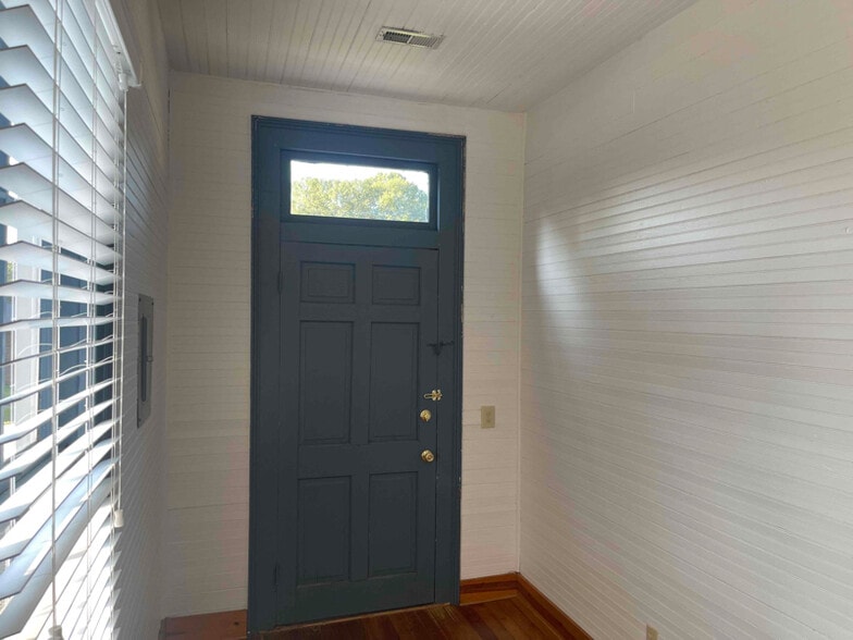 Building Photo - 162 Johnson St