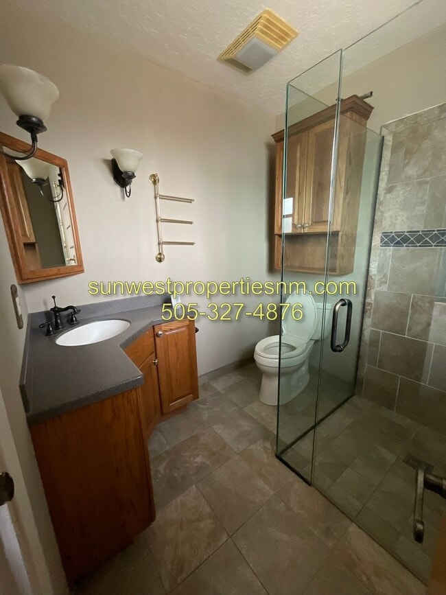 Building Photo - 4 Bedroom, 2 Bathroom House with Fenced Ba...