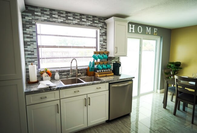 Building Photo - 8412 Westridge Dr