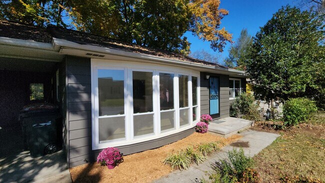 Building Photo - Beautifully updated 3-bedroom, 2-bath home, ready for you to move in!