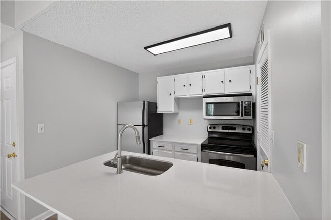 Building Photo - 423 Granville Ct