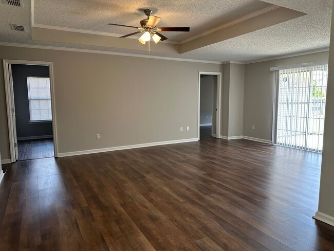 Building Photo - **FALL MOVE-IN SPECIAL: $500 OFF 1st MONTH...