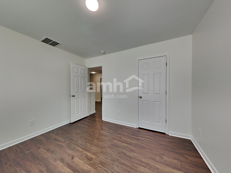 Building Photo - 1575 Pondhaven Dr