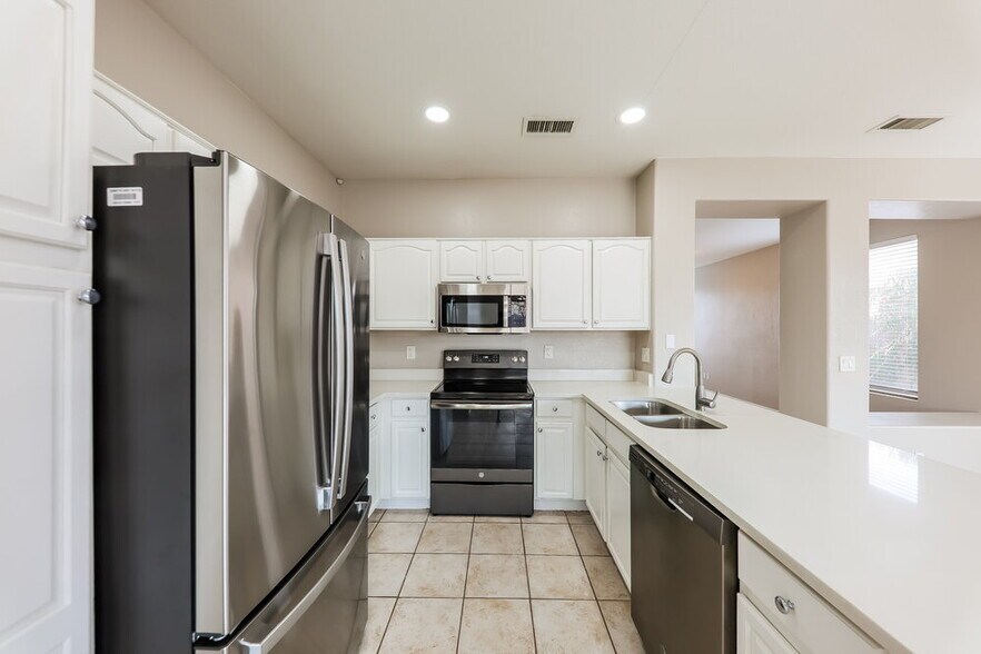 Building Photo - 6651 W Townley Ave