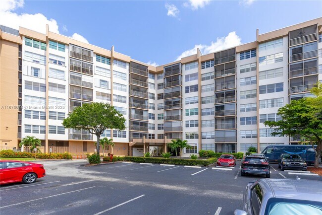 Building Photo - 1000 St Charles Pl