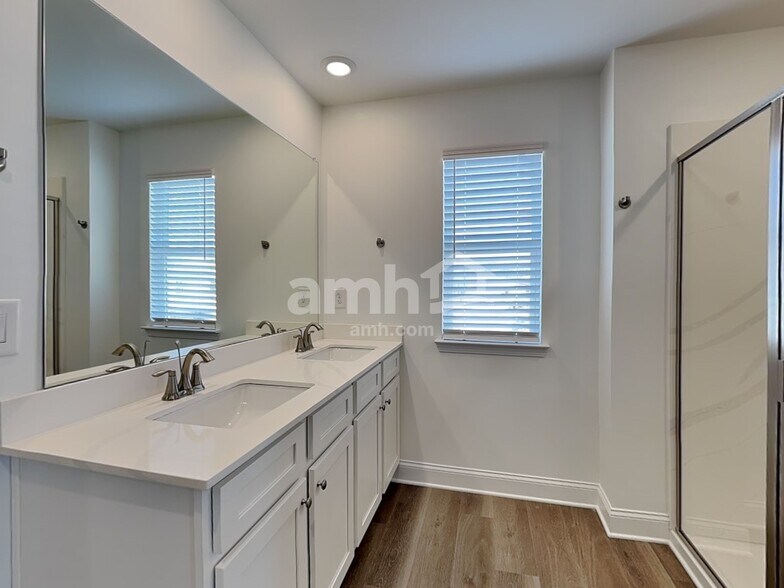 Building Photo - 472 Pointe Dr