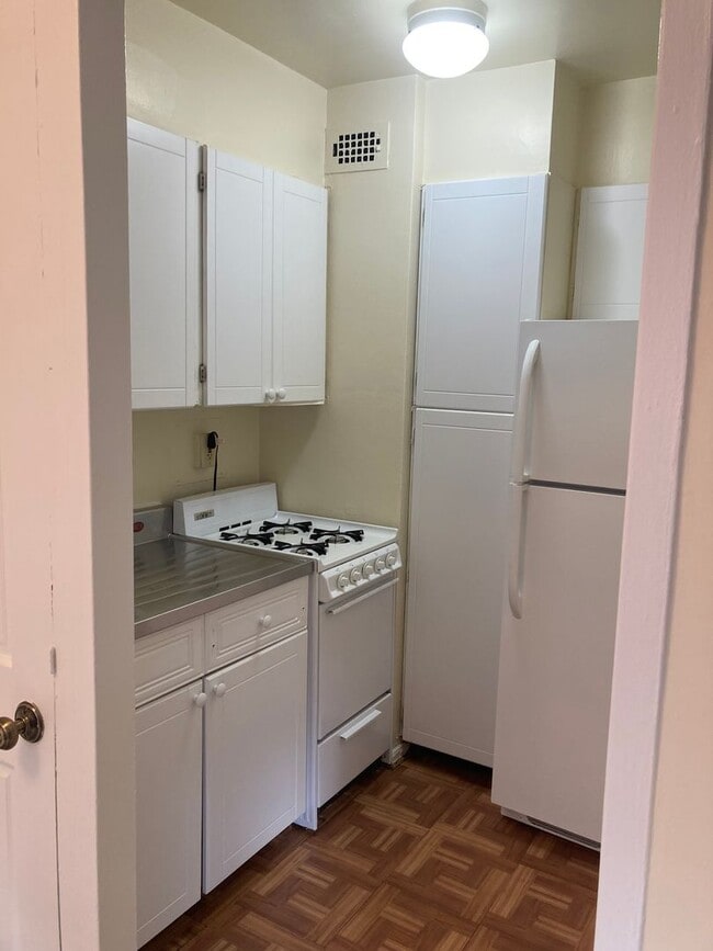Building Photo - Fantastic Studio in Adams Morgan - Utilities Included - Available Now!