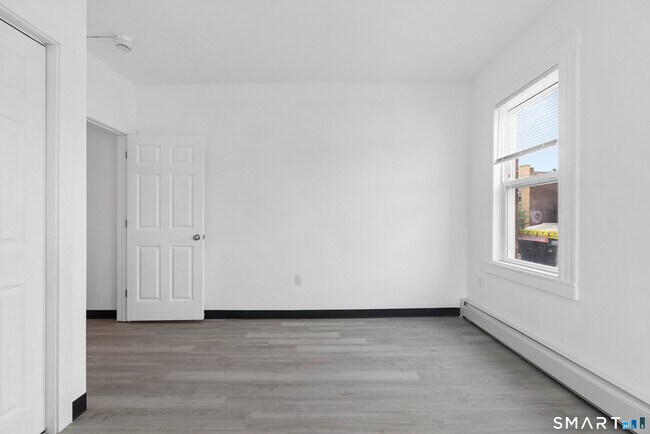 Building Photo - 654 Park St
